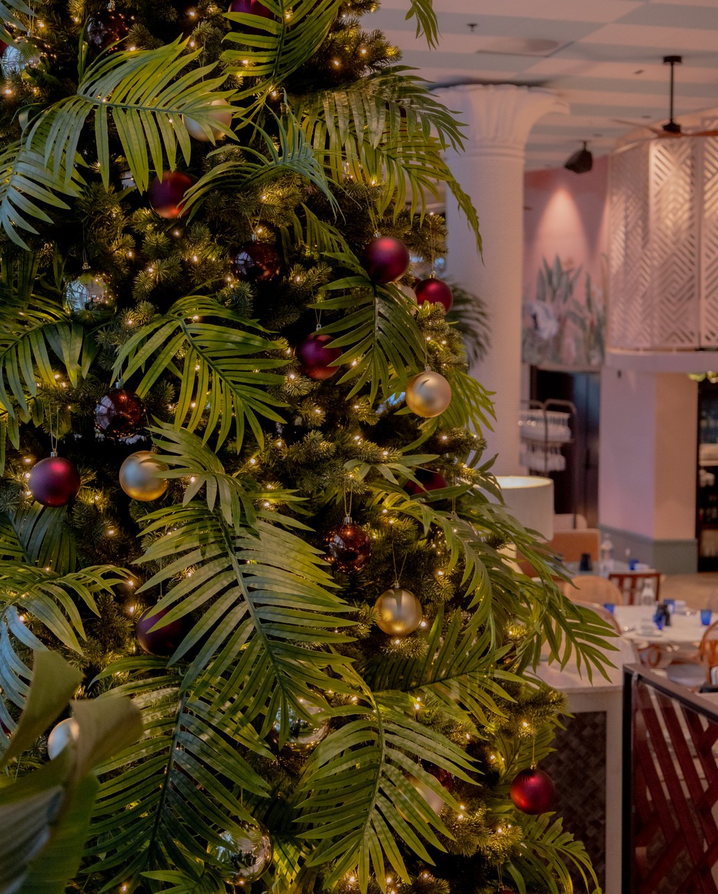 Kunstig juletre med palmeblader